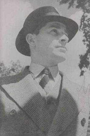 Adel en Bogotá, en 1929, como reportero y cronista de la prensa capitalina.